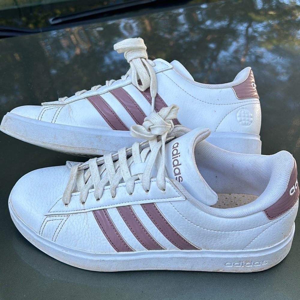 Women’s Adidas Court size 7.5 only worn a few times in good condition!